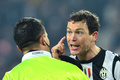 12-13イタリア・セリエAは26日、第22節の試合が各地で行われ、ユベントス（Juventus）はジェノア（Genoa CFC）と1-1で引き分けた。

副審（左）に抗議するユベントスのシュテファン ・リヒトシュタイナー（Stephan Lichtsteiner、2013年1月26日撮影）。(c)AFP/GIUSEPPE CACACE