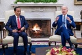 米ホワイトハウスでインドネシアのジョコ・ウィドド大統領（左）と会談するジョー・バイデン大統領（2023年11月13日撮影）。(c)SAUL LOEB / AFP