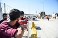 トルコ・イスタンブールの新空港建設現場の入り口で、警察のバリケード近くに待機する作業員たち（2018年9月15日撮影）。(c)BULENT KILIC / AFP