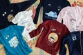 食品アレルギーについて警告するマークが付いた、アパレルブランド「ALRJ」の子ども服。フランス南西部スノンにあるコワーキングスペース「オアシス」で（2021年6月29日撮影）。(c)Thibaud MORITZ / AFP