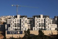 イスラエルに併合されたエルサレム東部のユダヤ人入植地ラマトシュロモで進む建設作業（2024年6月28日撮影）。(c)AHMAD GHARABLI / AFP