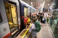 オーストリア・ウィーン中央駅で、ベネチア、チューリヒ行きの夜行列車に乗る人々（2023年7月25日撮影）。(c)Alex HALADA / AFP
