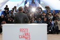 南仏カンヌ（Cannes）で開催中の第66回カンヌ国際映画祭（Cannes Film Festival）で20日、コンペティション部門に出品されている三池崇史（Takashi Miike）監督作『藁の楯』の公式上映が行われ、監督とともに主演の大沢たかお（Takao Osawa）、共演者の松嶋菜々子（Nanako Matsushima）がレッドカーペットを歩いた。この日は、公式上映に先立ち、記者会見とフォトコールも行われた。

写真は、フォトコールに登場した三池監督（2013年5月20日撮影）。(c)AFP/LOIC VENANCE