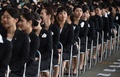 都内の羽田空港で、日本航空（JAL）グループの入社式に臨む新入社員ら（2016年4月1日撮影）。(c)AFP/KAZUHIRO NOGI