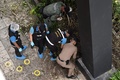 タイの首都バンコクで、爆発現場の捜査を行う警察官（2019年8月2日撮影）。(c)Lillian SUWANRUMPHA / AFP