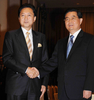 ニューヨーク（New York）市内のホテルで会談する鳩山由紀夫（Yukio Hatoyama）首相（左）と中国の胡錦涛（Hu Jintao）国家主席（2009年9月21日撮影）。(c)AFP/JAPAN POOL
