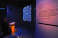 米ワシントンD.C.（Washington D.C.）のスミソニアン・アメリカ美術館（Smithsonian American Art Museum）で開催中の展覧会「アート・オブ・ビデオゲーム（The Art of Video Games）」で、パックマン（Pac-Man）をプレイする記者（2012年3月15日撮影）。(c)AFP/Karen BLEIER