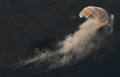 カザフスタン北方のアルカリク（Arkalyk）近郊に着陸するロシアの宇宙船ソユーズ（Soyuz）の帰還カプセル（2008年10月24日撮影）。(c)AFP/DMITRY KOSTYUKOV