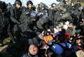写真はホメシュで同日、ユダヤ人入植者らを強制排除するイスラエル警察部隊。(c)AFP/MENAHEM KAHANA