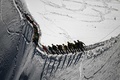 仏最高峰モンブラン付近を歩くガイドの一行（2021年7月10日撮影、資料写真）。(c)OLIVIER CHASSIGNOLE / AFP