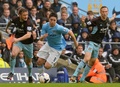 13-14イングランド・プレミアリーグ最終第38節、マンチェスター・シティ（Manchester City）対ウェストハム（West Ham）。突破を図るマンチェスター・シティのサミル・ナスリ（Samir Nasri、中央、2014年5月11日撮影）。(c)AFP/ANDREW YATES