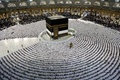 イスラム教の聖地メッカの聖モスクで礼拝する人々（2022年7月5日撮影）。(c)AFP