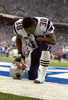 写真は、試合前に祈りを捧げるペイトリオッツのDBレイ・ミケンズ（%%Ray Mickens%%）。(c)AFP/Getty Images Doug Benc
