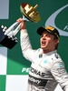 14F1第18戦ブラジルGP（Brazilian Grand Prix 2014）決勝。優勝を飾り、トロフィーを掲げるメルセデスAMG（Mercedes AMG）のニコ・ロズベルグ（Nico Rosberg、2014年11月9日撮影）。(c)AFP/VANDERLEI ALMEIDA