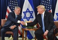米ニューヨークでの会談で握手を交わすドナルド・トランプ米大統領（右）とベンヤミン・ネタニヤフ・イスラエル首相（2018年9月26日撮影）。(c)Nicholas Kamm / AFP