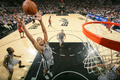 12-13NBAは31日、各地で試合が行われ、マイアミ・ヒート（Miami Heat）は88-86でサンアントニオ・スパーズ（San Antonio Spurs）を下した。

リバウンドに手を伸ばすサンアントニオ・スパーズのティム・ダンカン（Tim Duncan、手前、2013年3月31日撮影）。(c)AFP/Getty Images/NBAE/Joe Murphy