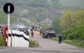 ウクライナ・スラビャンスク（Slavyansk）中心部から7キロ離れたアンドレーフカ（Andreevka）の村で、掌握した検問所で住民男性とコミュニケーションを取るウクライナ軍の兵士ら（2014年5月2日撮影）。(c)AFP/VASILY MAXIMOV