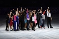 平昌冬季五輪、フィギュアスケートのエキシビションで演技を披露する選手たち（2018年2月25日撮影）。(c)AFP/Mladen ANTONOV