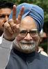インド・ニューデリー（New Delhi）で、内閣信任案の審議のために国会に到着し、Vサインをするマンモハン・シン（Manmohan Singh）首相（2008年7月22日撮影）。(c)AFP/RAVEENDRAN