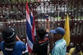 タイの首都バンコク（Bangkok）にある警察本部前でスローガンを叫ぶ反政府デモ参加者たち（2013年11月28日撮影）。(c)AFP/Nicolas ASFOURI