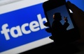 画面に表示されたフェイスブックのロゴと、ドナルド・トランプ前米大統領の写真（2021年5月5日撮影）。(c)Olivier DOULIERY / AFP