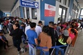 ペルー北部トゥンベスの入国管理局で行列をつくるベネズエラ人たち（2018年8月23日撮影）。(c)CRIS BOURONCLE / AFP