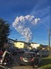 チリ南部プエルトバラスから撮影した、噴煙を上げるカルブコ火山（2015年4月22日撮影）。AFP/GIORDANA SCHMIDT