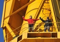 フランス西部ナント（Nantes）の造船所にある高さ43メートルのクレーンの上で、息子との面会を禁じた裁判所命令の撤回を訴えて抗議するセルジュ・シャルネ（Serge Charnay）さん（右）と二コラ・モレノ（Nicolas Moreno）さん。息子との面会を禁じた裁判所命令の撤回を訴え、15日朝にクレーンに登ったきり17日になっても降りてくる気配を見せていない（2013年2月17日撮影）。(c)AFP/FRANK PERRY