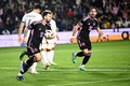 24MLS、ロサンゼルス・ギャラクシー対インテル・マイアミ。ゴールを決め、ボールを手に自陣に戻るインテル・マイアミのリオネル・メッシ（左、2024年2月25日撮影）。(c)Patrick T. Fallon / AFP