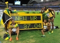 第13回世界陸上大邱大会（13th IAAF World Championships in Athletics Daegu）男子4×100メートルリレー決勝。世界新記録で優勝し、電光掲示板の前でポーズをとるウサイン・ボルト（Usain Bolt、右上）らジャマイカの選手（2011年9月4日撮影）。(c)AFP/JUNG YEON-JE