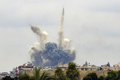 レバノン南部で、イスラエル軍の空爆によって立ち上る煙（2024年10月7日撮影）。(c)KAWNAT HAJU / AFP