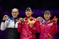 第51回世界体操競技選手権、女子種目別平均台決勝。表彰式に臨む（左から）2位に入ったカナダのエルサベス・ブラック、優勝した渡部葉月、3位に入った宮田笙子（2022年11月6日撮影）。(c)Ben Stansall / AFP