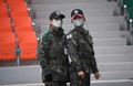韓国・論山の訓練所で行われた入隊式典でマスクを着けた韓国兵（2019年1月14日撮影）。(c)Jung Yeon-je / AFP