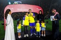 サウジアラビア1部リーグのアル・ナスルへ移籍し、本拠地で家族とともにセレモニーに臨むクリスティアーノ・ロナウド（2023年1月3日撮影）。(c)AFP PHOTO / HO /AL NASSR FOOTBALL CLUB