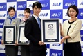 東京都内で行われた授与式でギネス世界記録公式認定証を受け取る羽生結弦（中央、2016年8月22日）。(c)AFP/TORU YAMANAKA