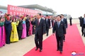 北朝鮮・平壌の空港で最高人民会議の崔竜海（チェ・リョンヘ）常任委員長（右）に迎えられた中国の趙楽際・全人代常務委員長（左）。朝鮮中央通信提供（2024年4月11日撮影、12日提供）。(c)KCNA VIA KNS / AFP