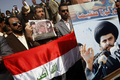 イラク・バグダッド（Baghdad）で反米デモを行う、イスラム教シーア派（Shiite）反米指導者ムクタダ・サドル（Moqtada al-Sadr）師の支持者グループで構成される政党「サドル師派」の議員（2008年10月18日撮影）。(c)AFP/AHMAD AL-RUBAYE