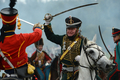 フランス皇帝ナポレオン（Napoleon）の遠征軍と帝政ロシア軍が激戦を繰り広げた1812年の「ボロジノの戦い」から今年で200年となることを記念し、モスクワ（Moscow）西方のボロジノ（Borodino）で2日、戦いを再現するイベントが行われた。

　当時の軍服や刀剣などを用いて戦いを忠実に再現したイベントには、ロシア政府が110万ドル（約8700万円）を出資。フランス側1550人、ロシア側1450人の兵士を演じる計3000人が参加。ジスカール・デスタン（Giscard d&apos;Estaing）仏元大統領と、ウラジーミル・プーチン（Vladimir Putin）露大統領も「観戦」に訪れた。これに先立ち、プーチン大統領の補佐官は「ボロジノの戦い」再現イベントを「若者の愛国教育」を広めるために活用したいと述べた。

　1812年9月7日の「ボロジノの戦い」は合戦では勝利しながら、戦争には負けた戦将の際立った例だ。

　ボロジノでは2万人のナポレオン軍が激戦の末に、兵力の多い4万5000人の露軍を破った。しかし痛手が大きかったため、ナポレオンはモスクワに進軍を開始する前に回復期間を置くことにした。この時にナポレオンはおそらく、敵方のクトゥーゾフ将軍が戦闘の翌日に一時撤退したことを知らなかったとされる。この休息の決断が、ナポレオンにとって致命的な誤算だった。

　帝政ロシア軍は兵力の半分を失っていたが、近くの村落で体制を立て直す時間ができ、戦術を練った。ナポレオン軍が入城したモスクワは、市民は脱出しもぬけの殻で、そこに焦土戦術が追い打ちをかけた。士気を失ったナポレオン軍は退却を余儀なくされた（2012年9月2日撮影）。(c)AFP/Kirill Kudryavtsev