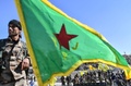 シリア北部ラッカの広場に集まるクルド人とアラブ人の合同部隊「シリア民主軍」の隊員ら（2017年10月17日撮影）。(c)AFP/BULENT KILIC