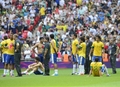 試合に敗れ、落胆するブラジルの選手（2012年8月11日撮影）。(c)AFP/DANIEL GARCIA