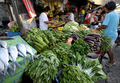 フィリピン・マニラ（Manila ）の市場で野菜を買う人たち（2009年4月7日撮影）。(c)AFP/JAY DIRECTO