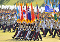 韓国は1日、「国軍の日（Armed Forces Day）」61周年を迎え、鶏龍（Gyeryong）の陸海空軍本部で記念式典が開かれた。式典に出席した李明博（Lee Myung-bak、イ・ミョンバク）韓国大統領は軍に対し、北朝鮮は韓国に対する脅しを多様化させるだろうと述べ、北朝鮮は最近和平案を提案しているものの、警戒を怠らないよう促した。

写真は鶏龍で開かれた「国軍の日」61周年記念式典で、行進する韓国軍兵士（2009年10月1日撮影）。(c)AFP/JUNG YEON-JE