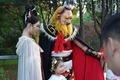 長春動植物公園で「西遊記」のキャラクターに扮したスタッフと記念撮影する観光客（2023年7月1日撮影）。(c)Xinhua News
