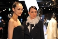 東京・六本木のリステア ミッドタウン（RESTIR）で開催されたヴァレンティノ（VALENTINO）08/09年秋冬コレクション展示オープニングパーティーに出席したクリエイティヴ・ディレクターのアレッサンドラ・ファッキネッティ（Alessandra Facchinetti、右）とモデルの冨永愛（Ai Tominaga、2008年5月29日撮影）。(c)Valentino