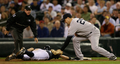 09MLB、シアトル・マリナーズ（%%Seattle Mariners%%）のイチロー（%%Ichiro Suzuki%%）は18日、ニューヨーク・ヤンキース（%%New York Yankees%%）戦に1番・右翼で先発出場し、9回に逆転サヨナラ2点本塁打を放つなど5打数4安打2打点を記録した。試合はマリナーズが3-2でサヨナラ勝ちを収めた。写真はけん制でアウトになるマリナーズのイチロー。（2009年9月18日撮影）(c)AFP/Getty Images/Otto Greule Jr
