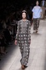 フランス・パリ市内で発表された「ヴァレンティノ（VALENTINO）」14年春夏コレクション（2013年10月1日撮影）。(c)AFP/PATRICK KOVARIK