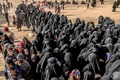シリア東部デリゾール県バグズ村から避難し、パンと水の配給を待つ人々（2019年3月5日撮影）。(c)Bulent KILIC / AFP