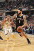 14-15NBA、インディアナ・ペイサーズ対ブルックリン・ネッツ。ドライブを仕掛けるブルックリン・ネッツのデロン・ウィリアムス（2015年3月21日撮影）。(c)AFP/Getty Images/NBAE/Ron Hoskins