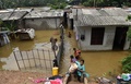 スリランカ・コロンボ郊外で洪水被害の中、作業をする住民たち（2016年5月18日撮影）。(c)AFP/ISHARA S.KODIKARA