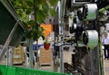 農家の人たちが眠っている間に熟したイチゴを収穫してくれるロボットが25日、都内で開催された自動認識総合展（AutoID and Communication Expo）で公開された。開発者によると、農家の作業量は3分の2に軽減されるという。

機械メーカーのシブヤ精機（Shibuya Seiki）と食料や農業、農村に関連した研究活動を行う農研機構（National Agriculture and Food Research Organisation）が出展した全長2メートルのロボットは、畝の間に敷いたレール上を移動しながら作業し、8秒に1個のイチゴを摘み取ることができる。

また、収穫に適しているイチゴを選ぶためのカメラが3台装備されており、イチゴの状態を確認した上でアームを出して摘み、かごに入れていく（2013年9月25日撮影）。(c)AFP/Yoshikazu TSUNO